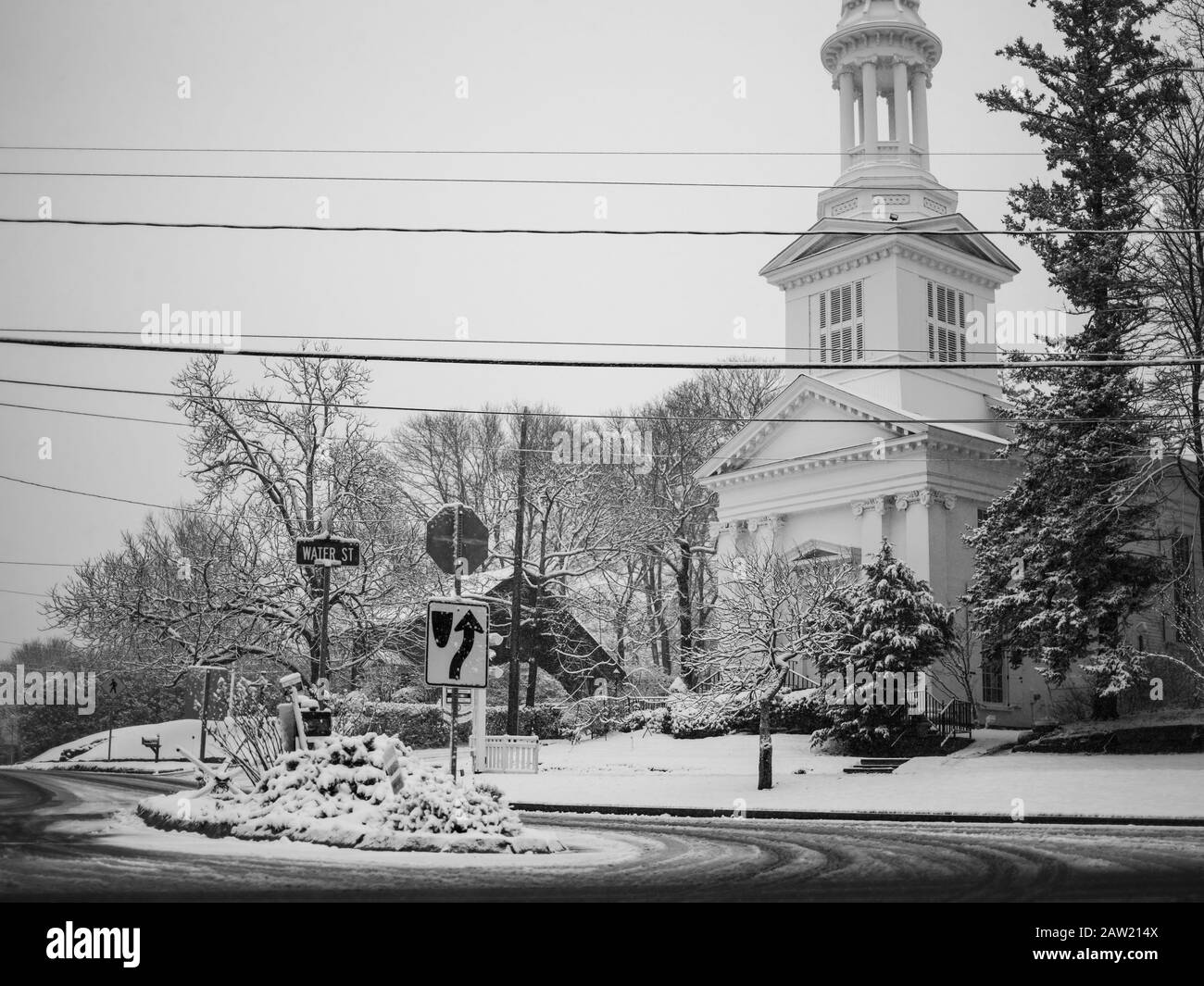 Une Église Blanche Américaine Classique Après Une Tempête De Neige Banque D'Images