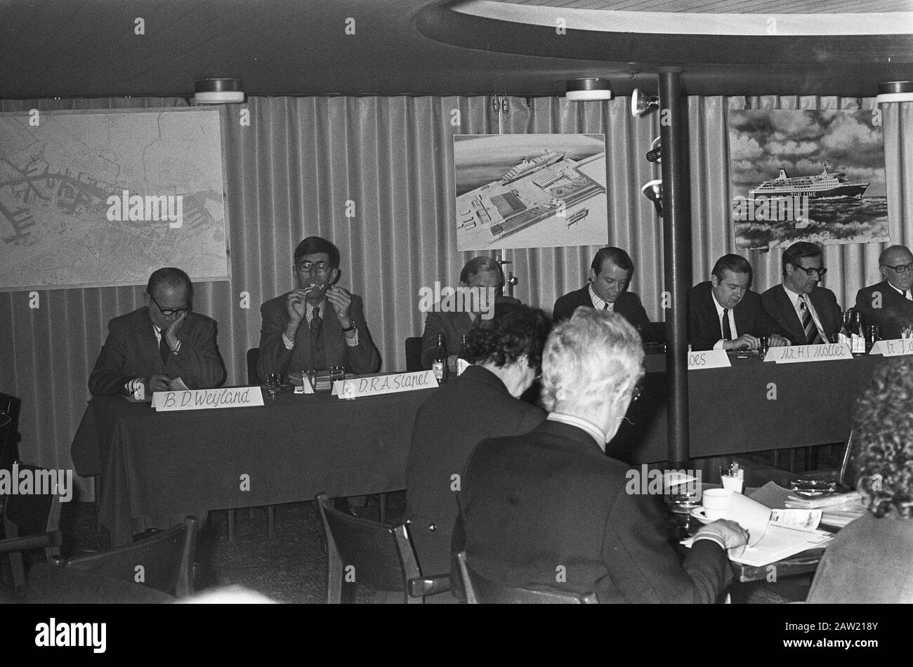 Conférence de presse sur la construction du terminal de ferry dans la zone portuaire ouest de ​​Amsterdam la conférence de presse Aperçu Date: 6 mars 1974 lieu: Amsterdam, Noord-Holland mots clés: Conférences de presse Banque D'Images