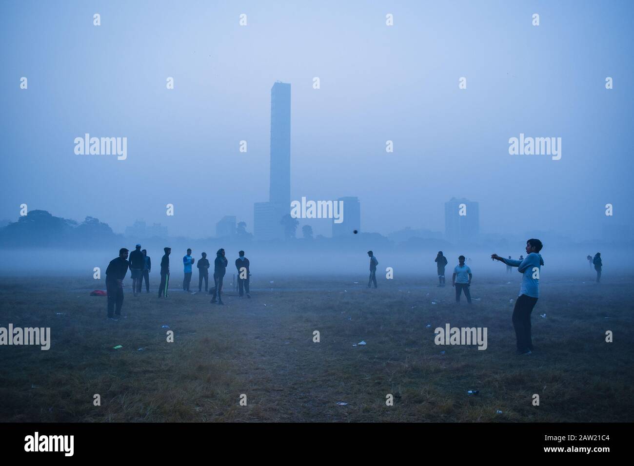 Les peuples jouent au football et font des exercices un matin à Kolkata, en Inde. Banque D'Images