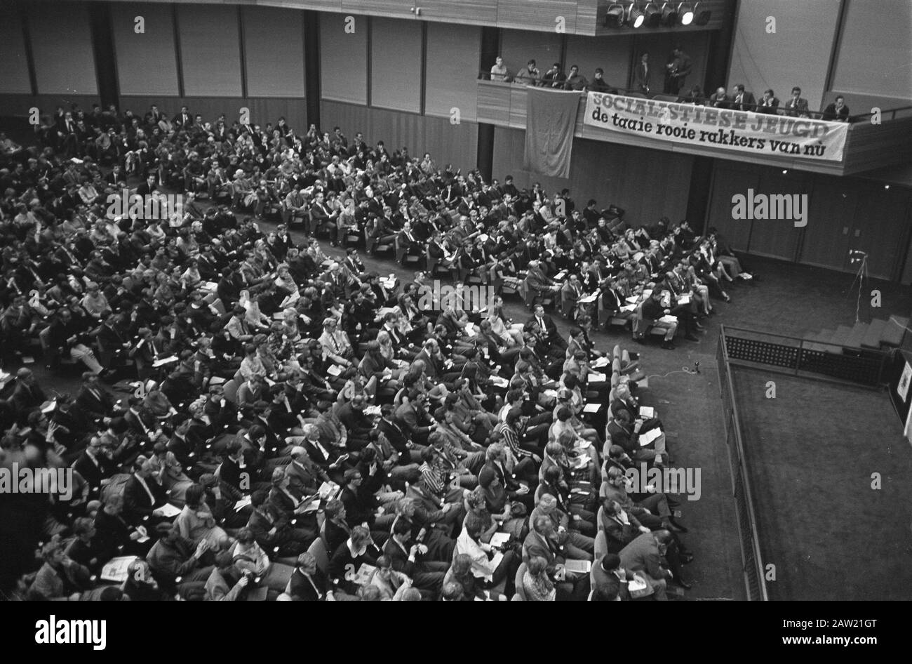 Collision Teach-In '66 au RAI dans le hall d'Amsterdam vue d'ensemble Annotation: Marginales bande négative No 15 Arie van der Zwan. Date: 7 Octobre 1966 Lieu: Amsterdam, Noord -Holland Mots Clés: Congrès Nom De L'Institution: Rai Banque D'Images
