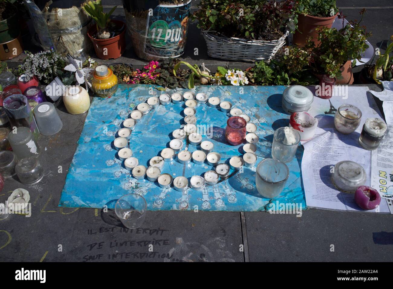 Bougies en forme de Tour Eiffel, en mémoire des attentats de Paris et de Bruxelles, Place de la République, Paris, France - avril 2016 Banque D'Images