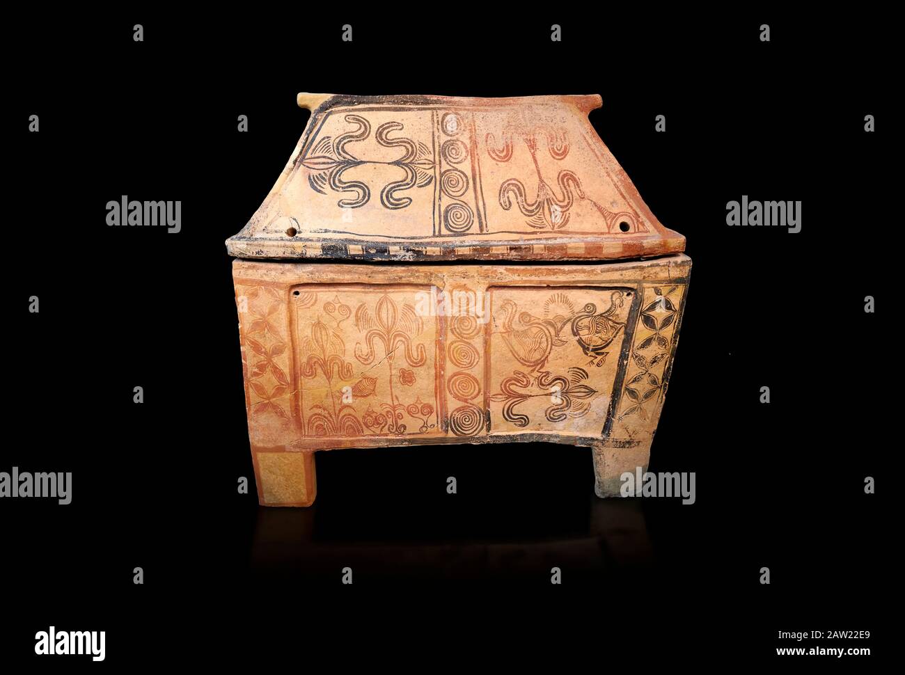 Minoan poterie à pignons larnax cercueil avec des décorations d'oiseaux et de papyrus, 1300-1200 av. J.-C., Musée archéologique d'Héraklion, fond noir. Banque D'Images