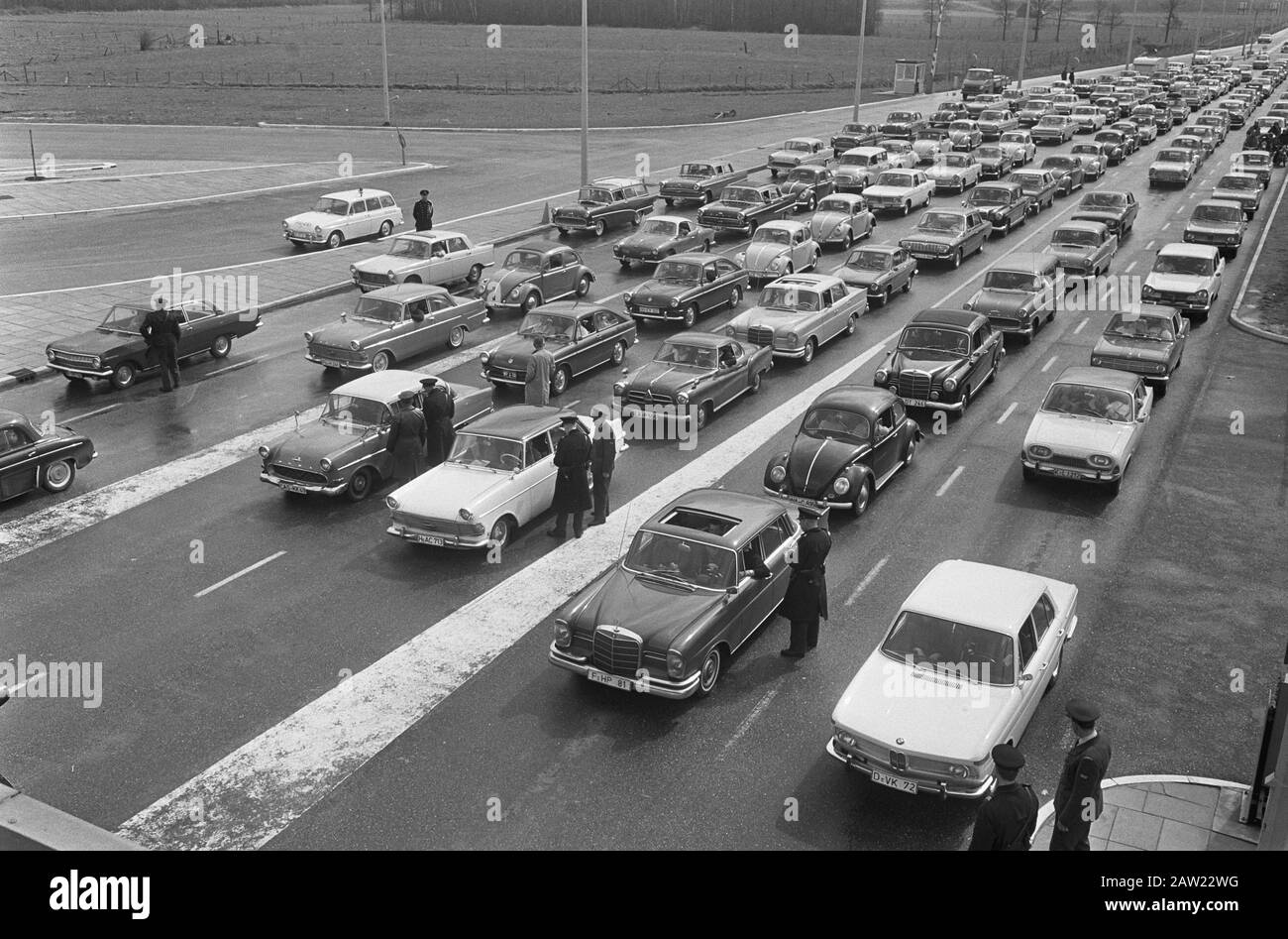 Foules de Pâques à Checkpoint Mountain à Zevenaar, cars six lignes Deep Date: 8 avril 1966 lieu: Gelderland, Arnhem mots clés: Cars Personne Nom: Montagne Banque D'Images