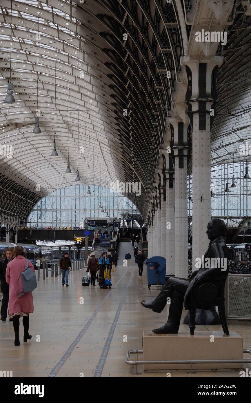 Passagers À La Gare De Paddington Banque D'Images