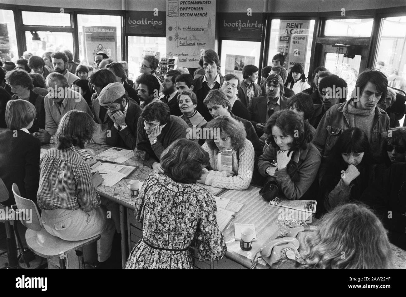 Foules de Pâques à l'office de tourisme de la gare centrale Date : 13 avril 1979 lieu : Amsterdam, Noord-Holland Nom de l'établissement : Tourisme Banque D'Images