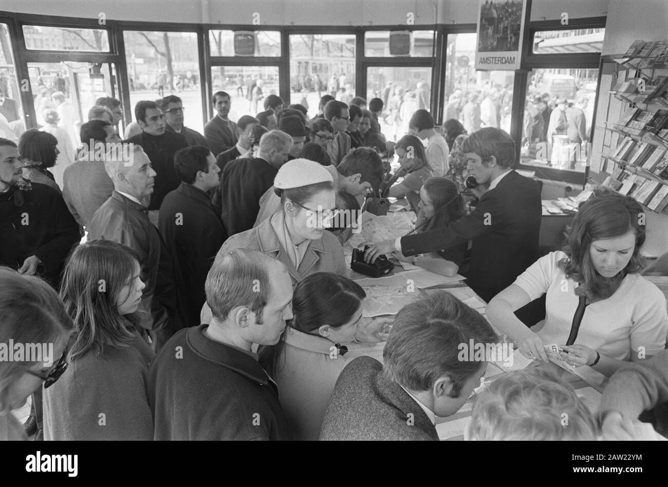 Les Foules De Pâques Pressées À L'Office De Tourisme Sur Station Square, Amsterdam Date : 4 Avril 1969 Lieu : Amsterdam, Noord-Holland Nom De L'Établissement : Tourisme Banque D'Images