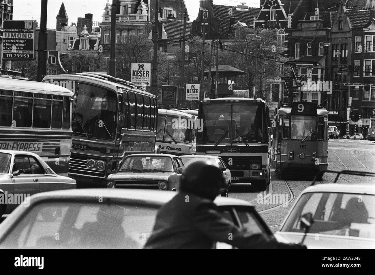 Foules de Pâques à Amsterdam, trafic enchevêtré par de nombreux bus avec des touristes sur le Rokin sur les bateaux de canal Date: 18 avril 1981 lieu: Amsterdam, Noord-Holland mots clés: Bus, touristes Banque D'Images
