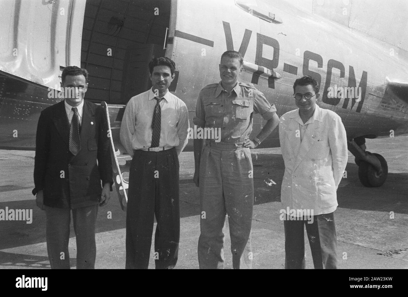 Loeboek Aloeng [Padang du nord] / Visite de la mission militaire américaine à Padang / Escale avion de la Croix-Rouge de Singapour à Padang / Ds. Steinhart Pasar Oesan Padang. Par avion de la Croix-Rouge, chargé de médicaments pour Djocja, est arrivé à Padang 3 médecins égyptiens, sur leur chemin à fort de Kock en territoire républicain. M. Wegener de la Croix-Rouge néerlandaise Padang (3ème de gauche) les prit en route Date: 25 octobre 1947 lieu: Indonésie Antilles néerlandaises Nom De La Personne: Wegener, Banque D'Images