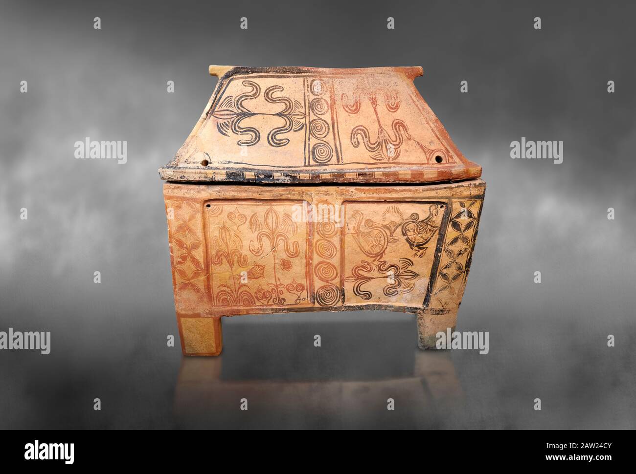 Minoan poterie gite larnax cercueil avec des décorations d'oiseaux et de papyrus, 1300-1200 av. J.-C., Musée archéologique d'Héraklion, fond gris. Banque D'Images