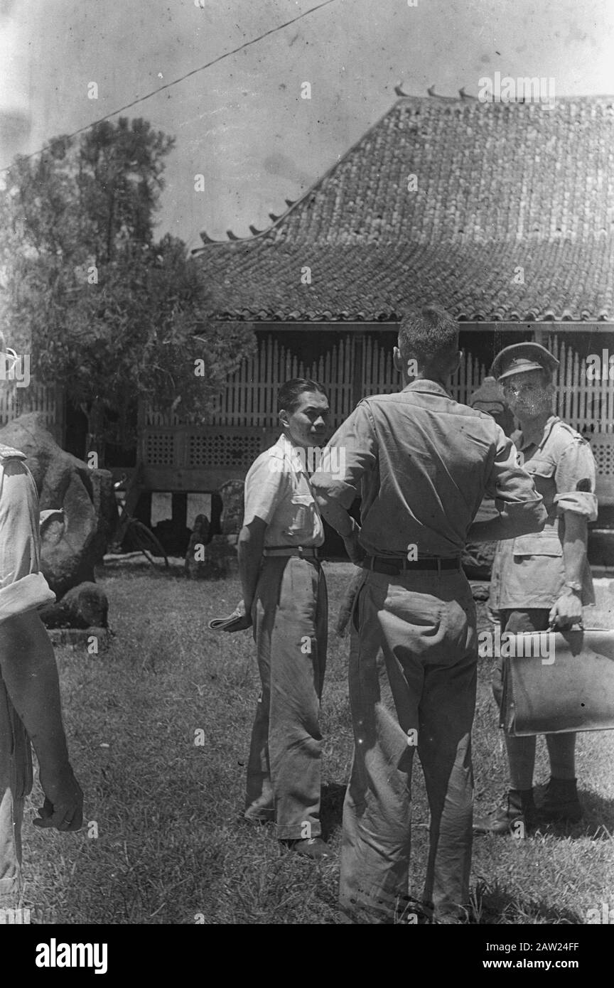 Palembang. Information sur le cours et le musée Palembang: Le service pour les contacts militaires à Palembang a organisé un cours de quatre jours, avec le travail de sensibilisation a été pris dans de nombreux détails à l'examen. Dans le contexte de l'examen de la culture indonésienne a été placé sous une visite au musée de la ville de Palembang. Palembang : Chef du Département des contacts militaires à Sumatra Sud, le capitaine Hofstede est présent à la visite Date : 10 octobre 1947 lieu : Indes hollandaises de l'est en Indonésie Banque D'Images