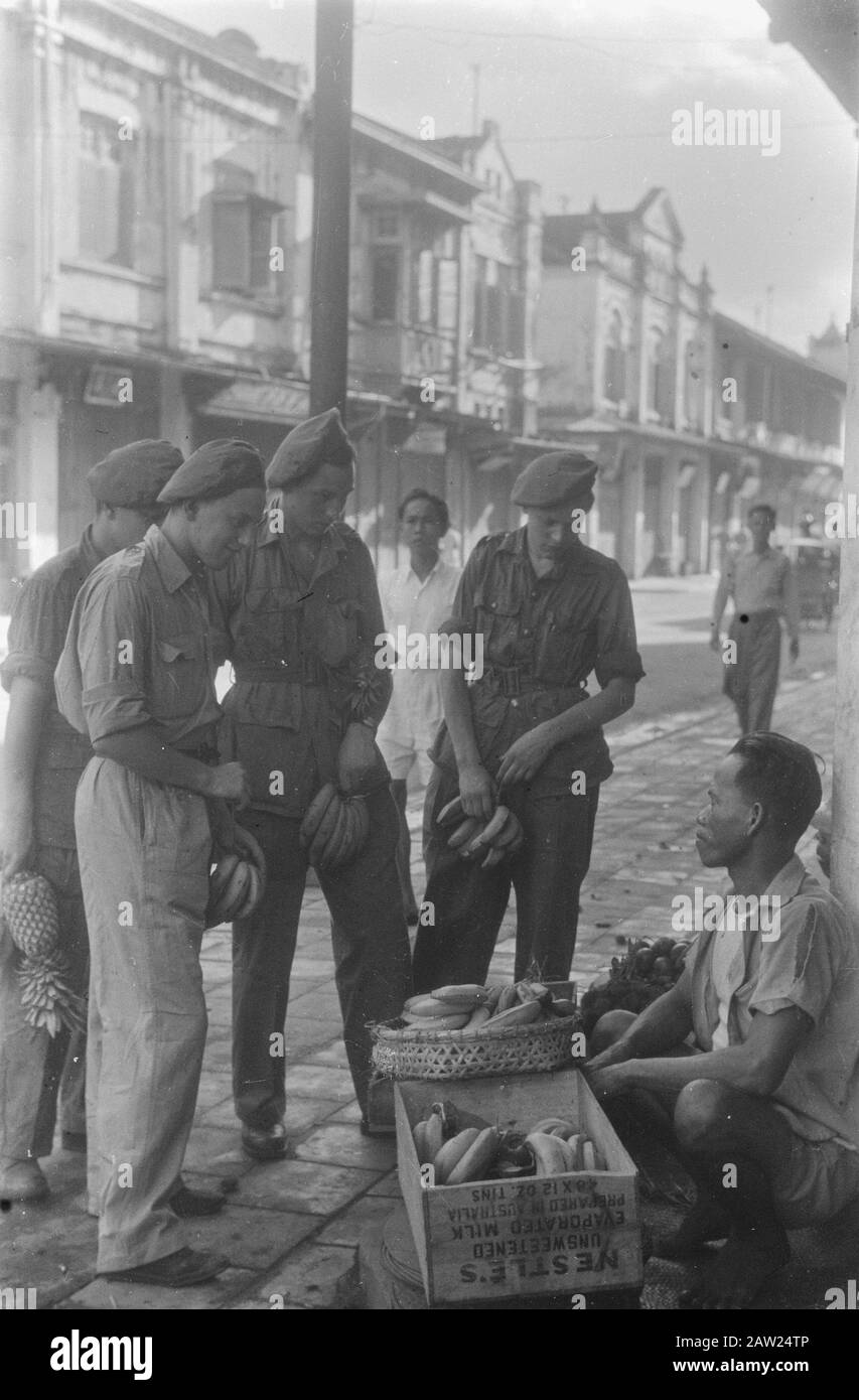 Déchargement de cinq-III R.I. Palembang Palembang: Le 30 décembre. Arrivé à Palembang ss. Sloterdijk, portant le KL. Les troupes soulagent le KNil. À l'embouchure des Musi se trouvaient des troupes et Basang le LST. Acquis albatros. Une fois arrivé à terre, la première introduction à l'Inde de l'achat de bananes et d'ananas pour les nouveaux arrivants de longues délices convoités Date: 30 décembre 1947 lieu: Indonésie Hollandais East Indies Banque D'Images