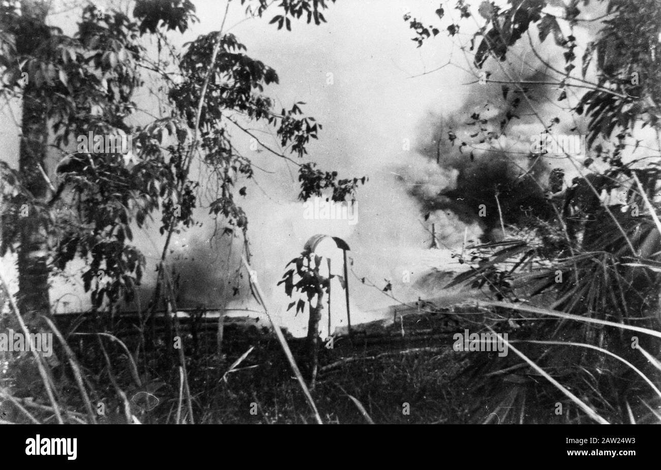 Feux de pétrole Palembang (reproductions) Palembang: Reconnaissance du feu sur les champs de pétrole de Pendopo (Sud Sumatra). Pour propager le feu sur le reste du terrain, l'huile de l'INT [forces armées nationales indonésiennes] dans le lit de la rivière et l'a allumée au feu. Ce plan a échoué parce que seulement quatre puits sur le bord du site une proie aux flammes étaient Date : 28 juillet 1947 lieu : Indonésie, Antilles orientales néerlandaises, Palembang, Sumatra Banque D'Images