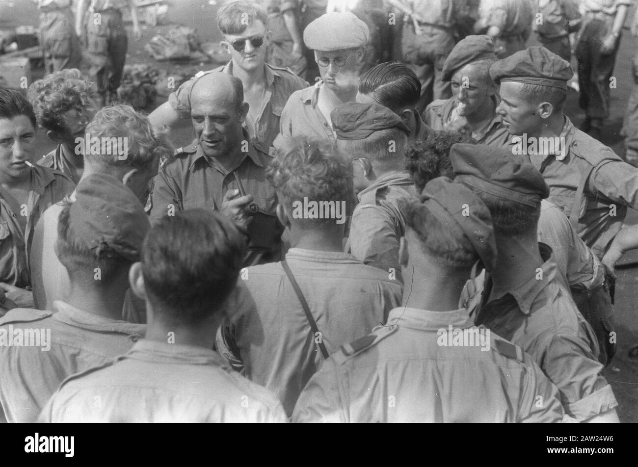 Déchargement de cinq-III R.I. Palembang Palembang: Le 30 décembre. Arrivé à Palembang ss. Sloterdijk, portant le KL. Les troupes soulagent le KNil. À l'embouchure des Musi se trouvaient des troupes et Basang le LST. Acquis albatros. Annotation: Un officier de KNil du régiment Gadjah Merah est interrogé par les nouveaux arrivants Date: 30 décembre 1947 lieu: Indes hollandaises de l'est de l'Indonésie Banque D'Images