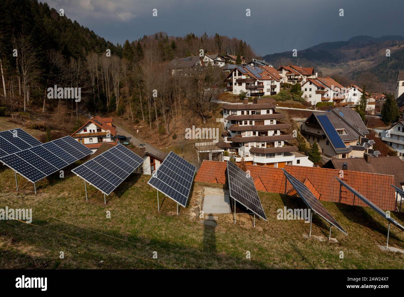 Les capteurs solaires sur les toits de la communauté de la Forêt Noire de Schönau, en Allemagne, près de Titisee, génèrent une grande proportion des besoins énergétiques de la communauté. Banque D'Images