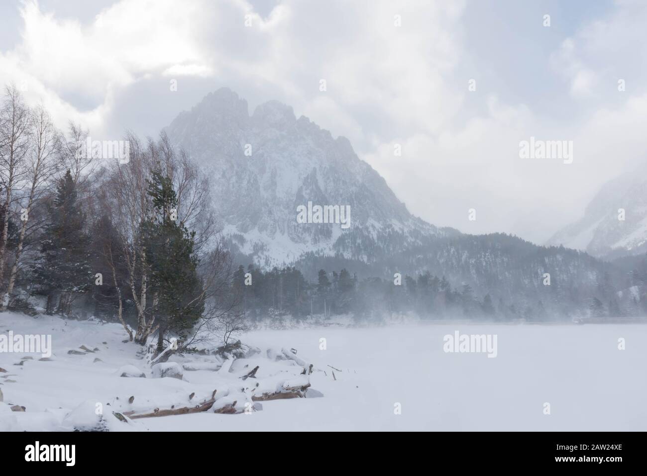 Tempête de neige dans le parc national d'aiguestortes Banque D'Images