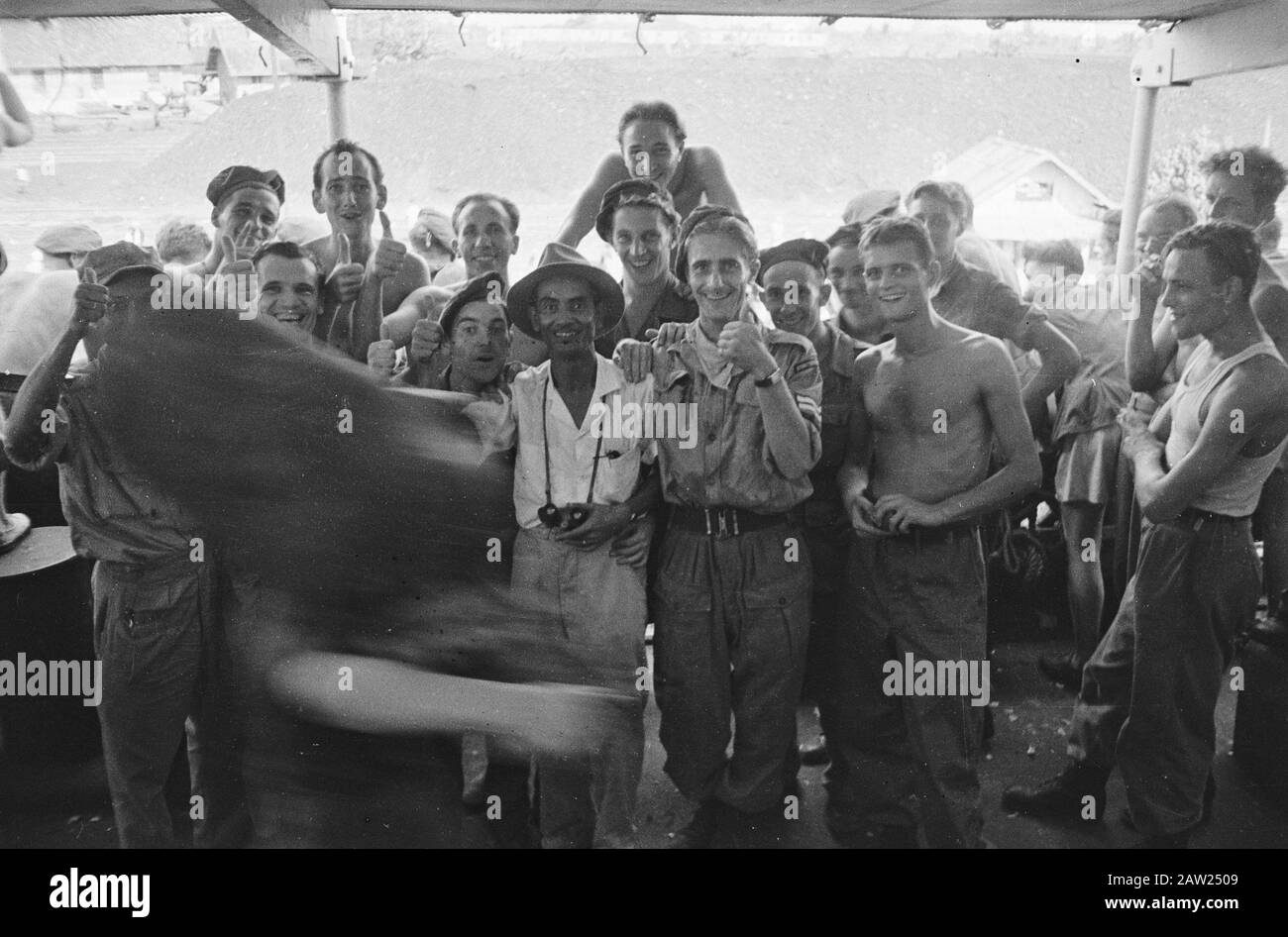 Départ Du Sud 7. R.S. Palembang Palembang: Pour recueillir 7 RS que l'heure indienne il a assis et de retour à la maison, le troopship Sud Palembang est allé. Annotation : Sujet 3ème (7ème) Bataillon Regiment Stoottroepen (3 (7) Rs) Date : 25 Mars 1948 Lieu : Indonésie, Indonésie, Antilles Néerlandaises Banque D'Images