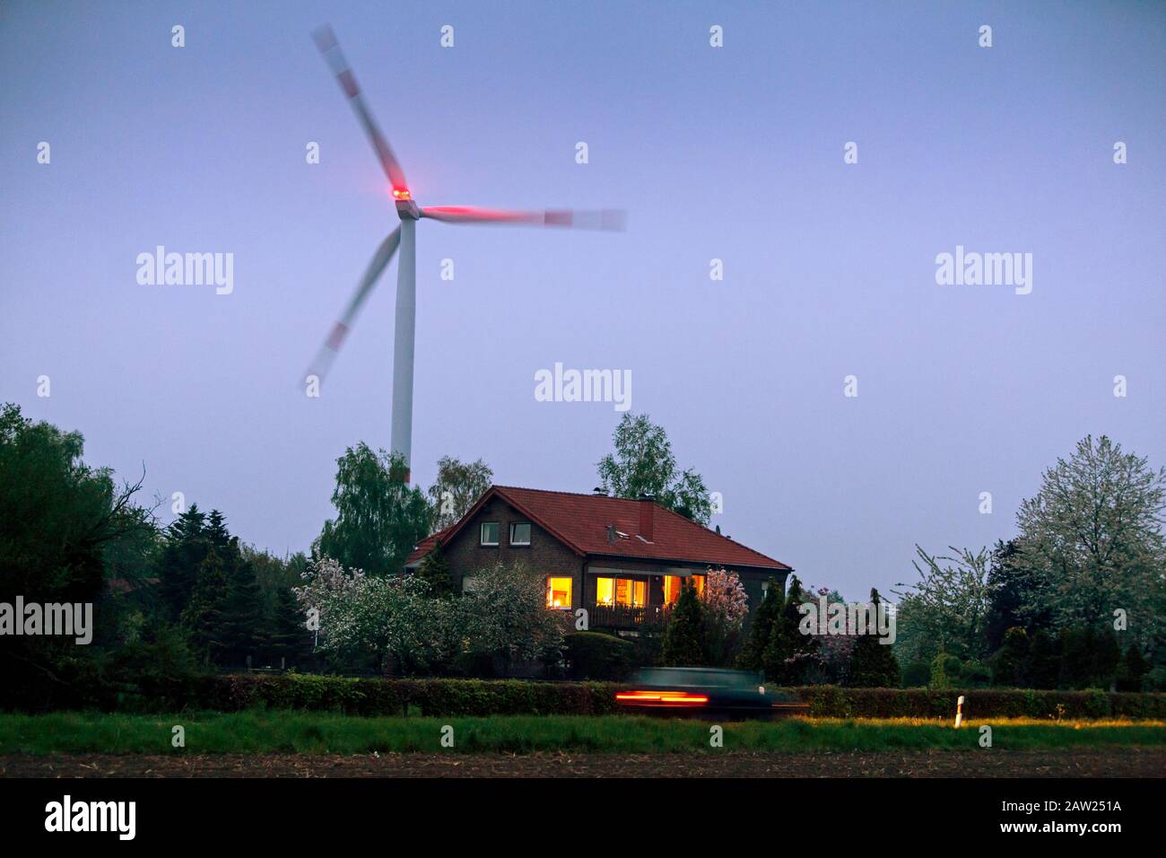 Maison résidentielle en face de l'usine d'énergie éolienne de Wolbeck, près de Münster en Allemagne, où environ 1200 ménages dans le district peuvent être approvisionnés. Banque D'Images