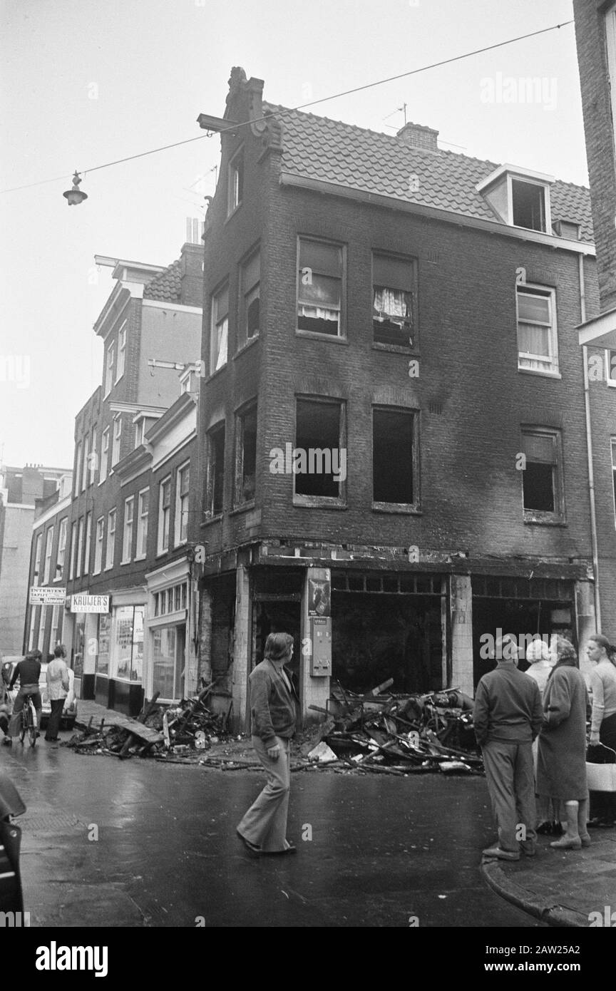 Pion brûlé en Jordanie, les habitants de la région regardent la construction brûlée Date: 6 novembre 1972 lieu: Amsterdam, Jordaan (Amsterdam), North Holland mots clés: Brûlage, bâtiments Banque D'Images