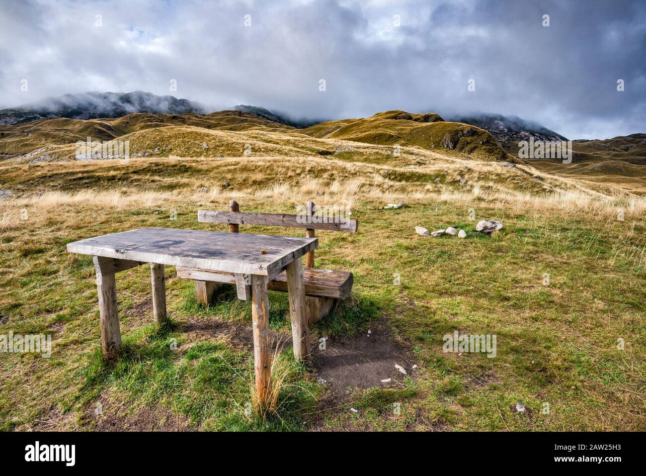 Table au bord de la route sur le plateau de Piva (Pivska Planina), les montagnes de Durmitor dans le parc national de Durmitor, les Alpes de Dinaric, près de Zabljak, au Monténégro Banque D'Images