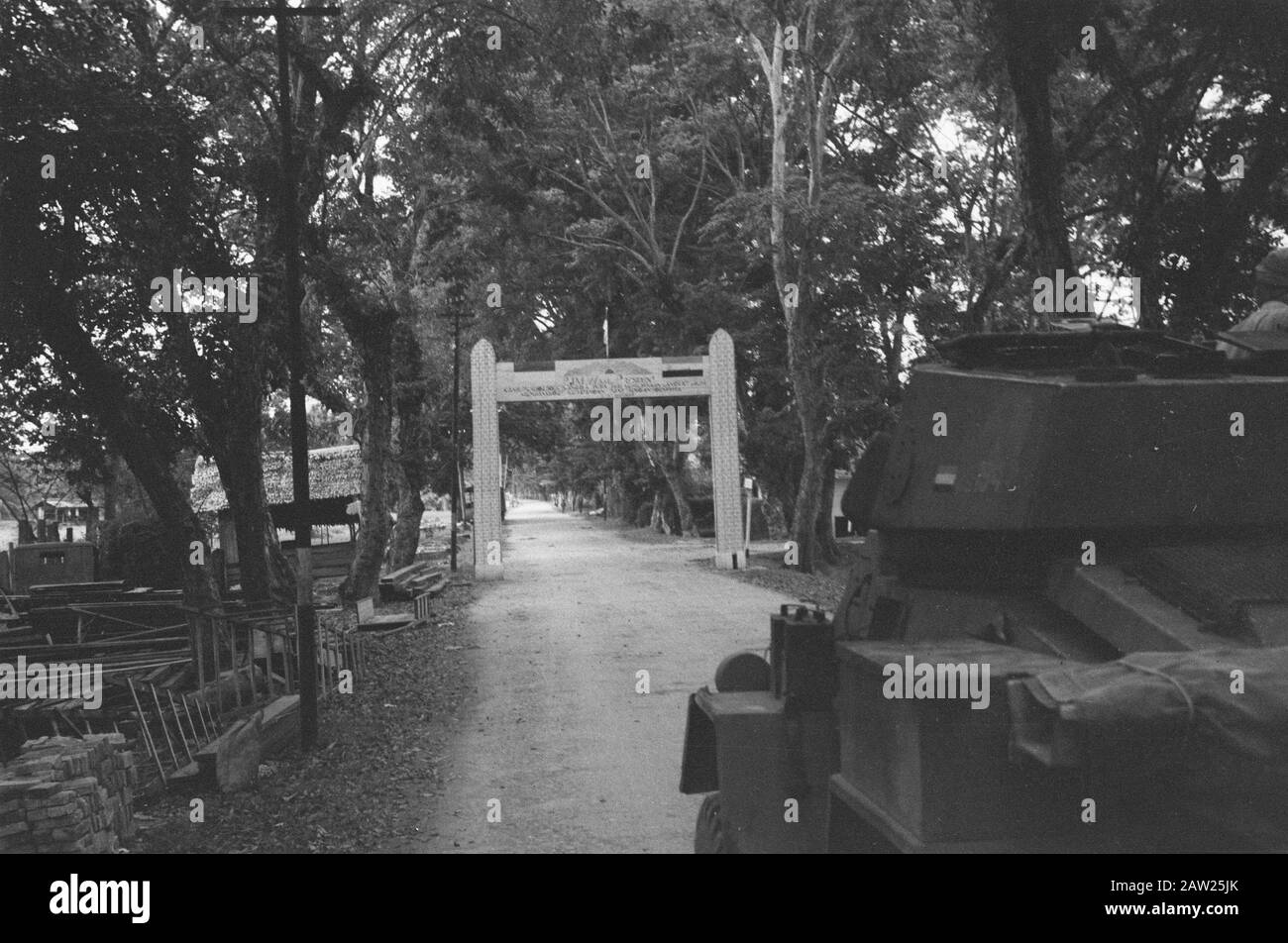 Medan Armored 1ère escadron approchant une porte avec des photos du drapeau indonésien et néerlandais Date: 1947 lieu: Indonésie, Hollandais East Indies, Sumatra : Kalken, of / DLC Titulaire du droit d'auteur: Archives nationales Type de matériel: Négatif (noir / blanc) numéro d'inventaire: Voir accès 2.24.04.03 Banque D'Images