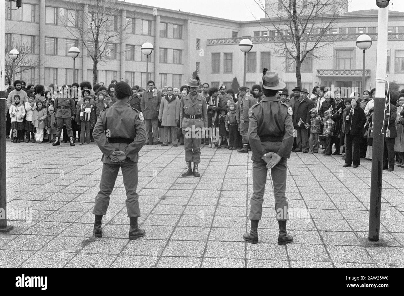 Les Papuans célèbrent leur Journée nationale au Congrès de la Haye; soldats hisser le drapeau Date: 1 décembre 1977 lieu: La Haye, Hollande du Sud mots clés: Soldats, célébration, drapeaux Nom de l'institution: Congrès Banque D'Images