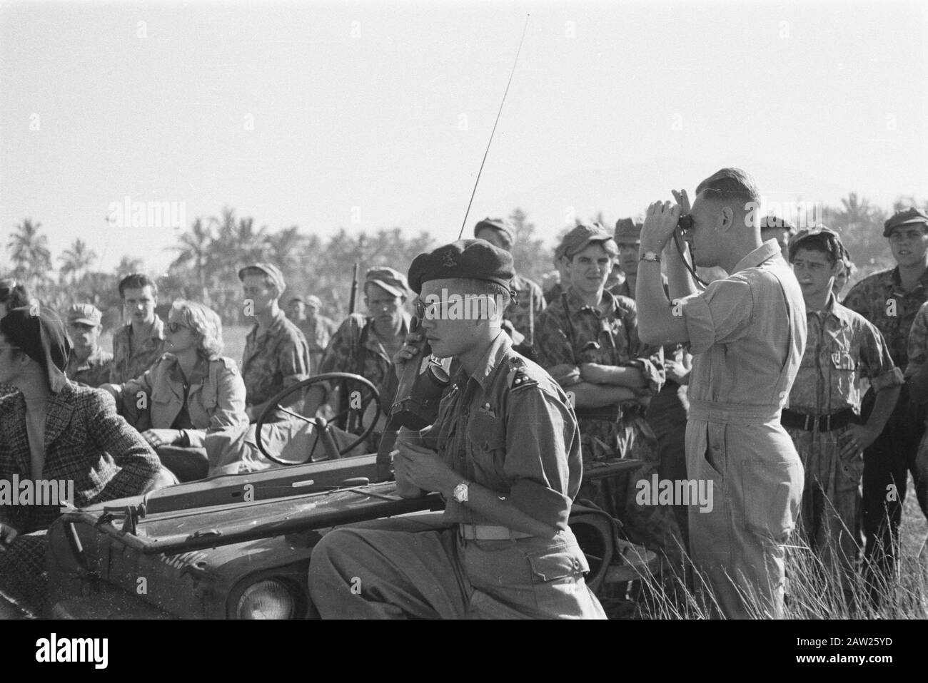 École de formation parachutistes à Bandung (Andir) Parachutist (lieutenant KNIL) parle par une walkie-talkie Date: 3 juillet 1947 lieu: Bandung Indonesia, Java, Hollandais East Indies Banque D'Images