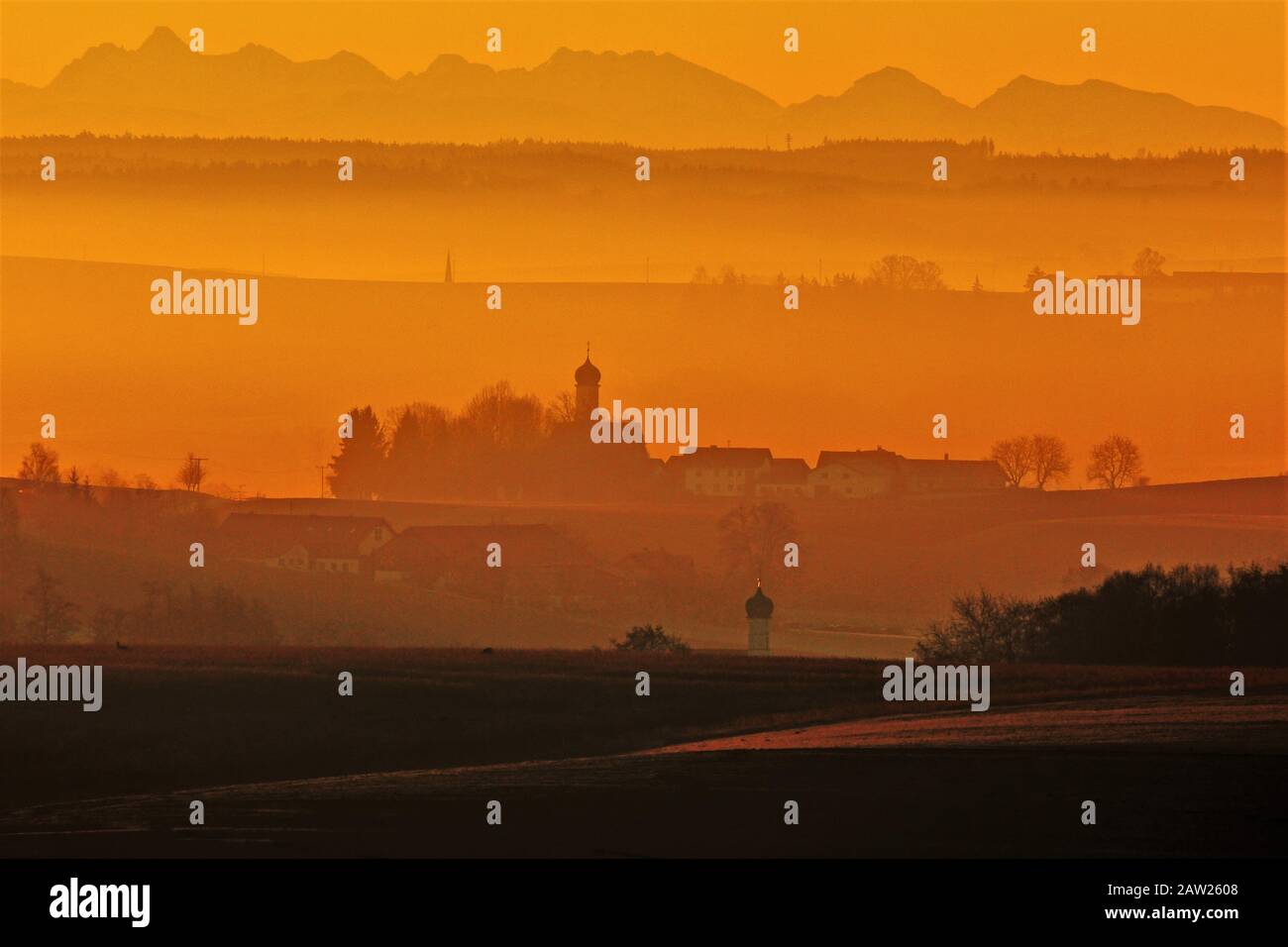 Pré-Alpes au coucher du soleil, Allemagne, Bavière, Isental Banque D'Images