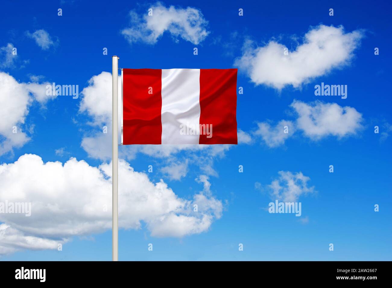 Drapeau du Pérou devant le ciel bleu nuageux, Pérou Banque D'Images