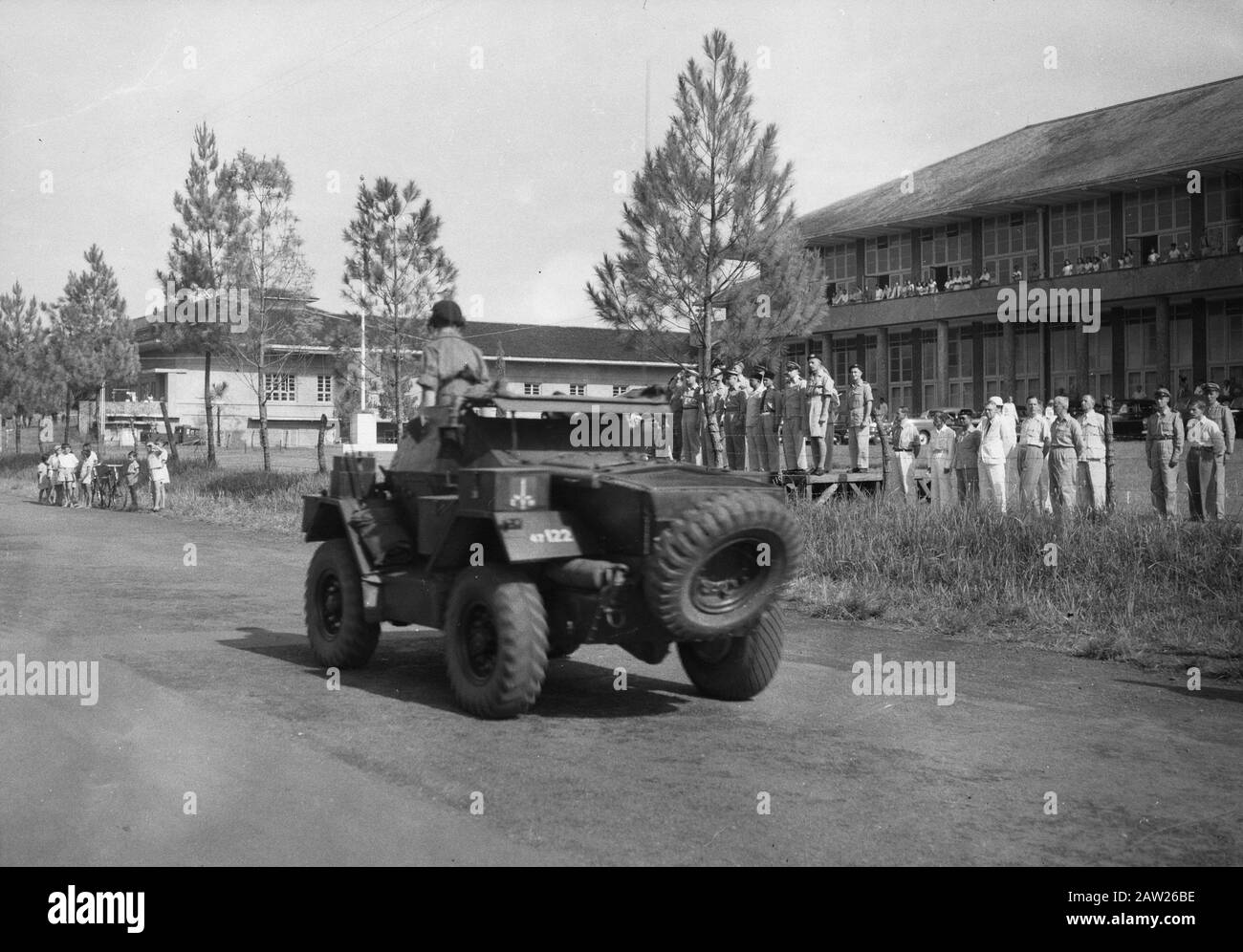 Voyage à travers Java Ouest Hussars de Boreel, va radio car (voiture de cinéma) Parade le samedi matin de Pâques à Bandung pour le Commandant de la Division, Le Général Dürst -Britt Et le Recomba, Raden Hilman Djajadiningrat. Le dernier défilé - passer devant le bâtiment où se sont déroulées les conférences de Java Ouest - l'escadron De Réserve Armored Cars du premier Régiment Hussars de Boreel, à la fin d'un exercice de deux semaines et patrouille par l'État Pasundan, commandé par Ritmeester JKL Koch. [Une cicatrice Humber passe lors d'un défilé (à Bandung?) avec des officiers et des autorités civiles] Annotation: Generaal Dü Banque D'Images