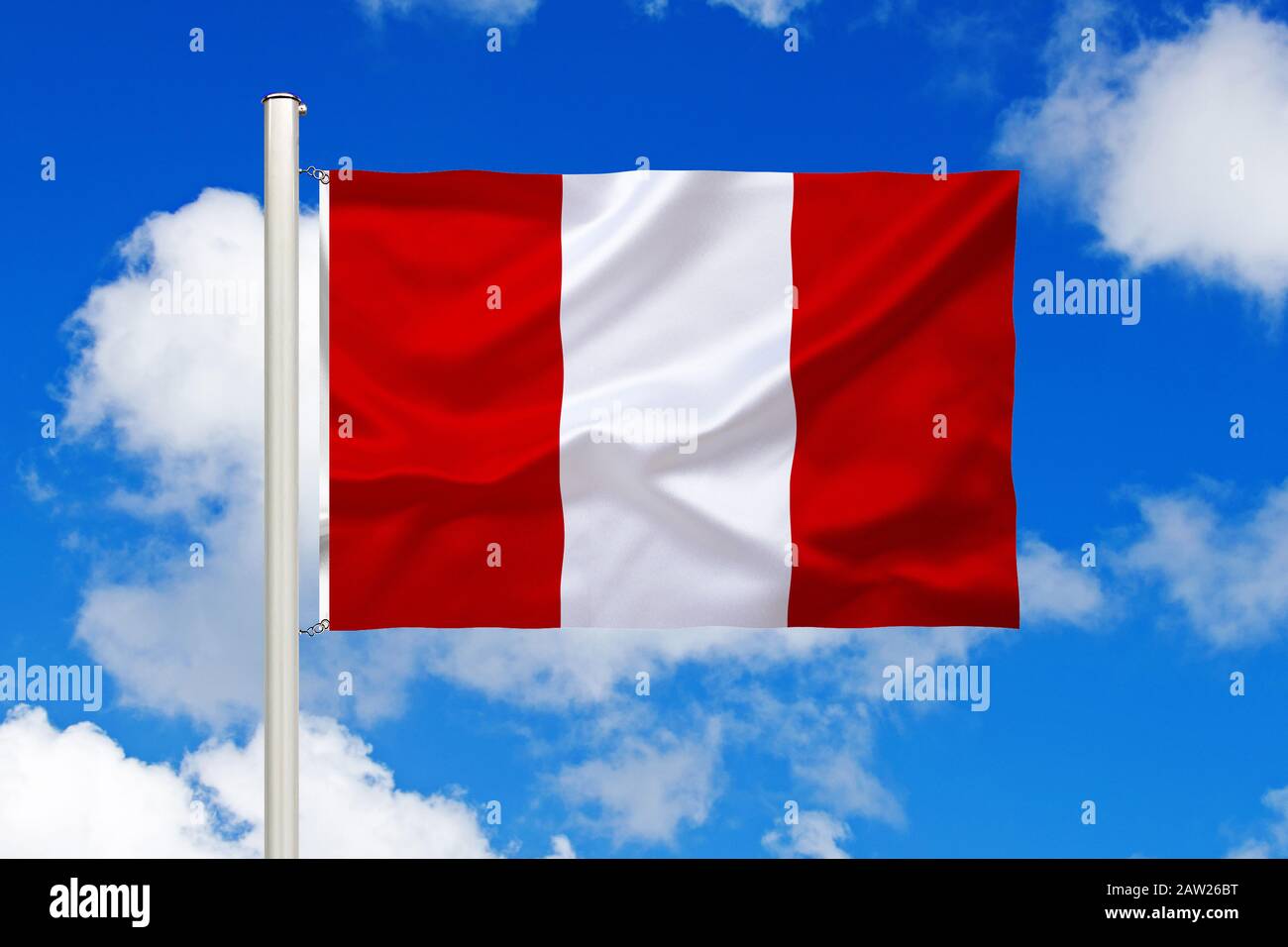 Drapeau du Pérou devant le ciel bleu nuageux, Pérou Banque D'Images