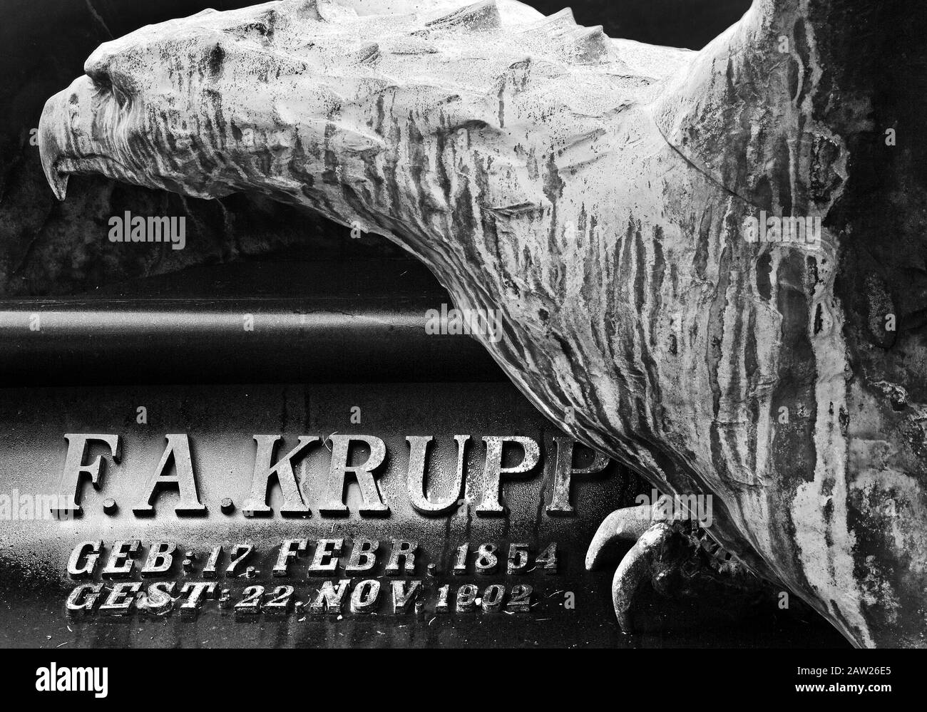 Détail de la tombe Friedrich Alfred Krupp avec sculpture aigle, Allemagne, Rhénanie-du-Nord-Westphalie, région de la Ruhr, Essen Banque D'Images