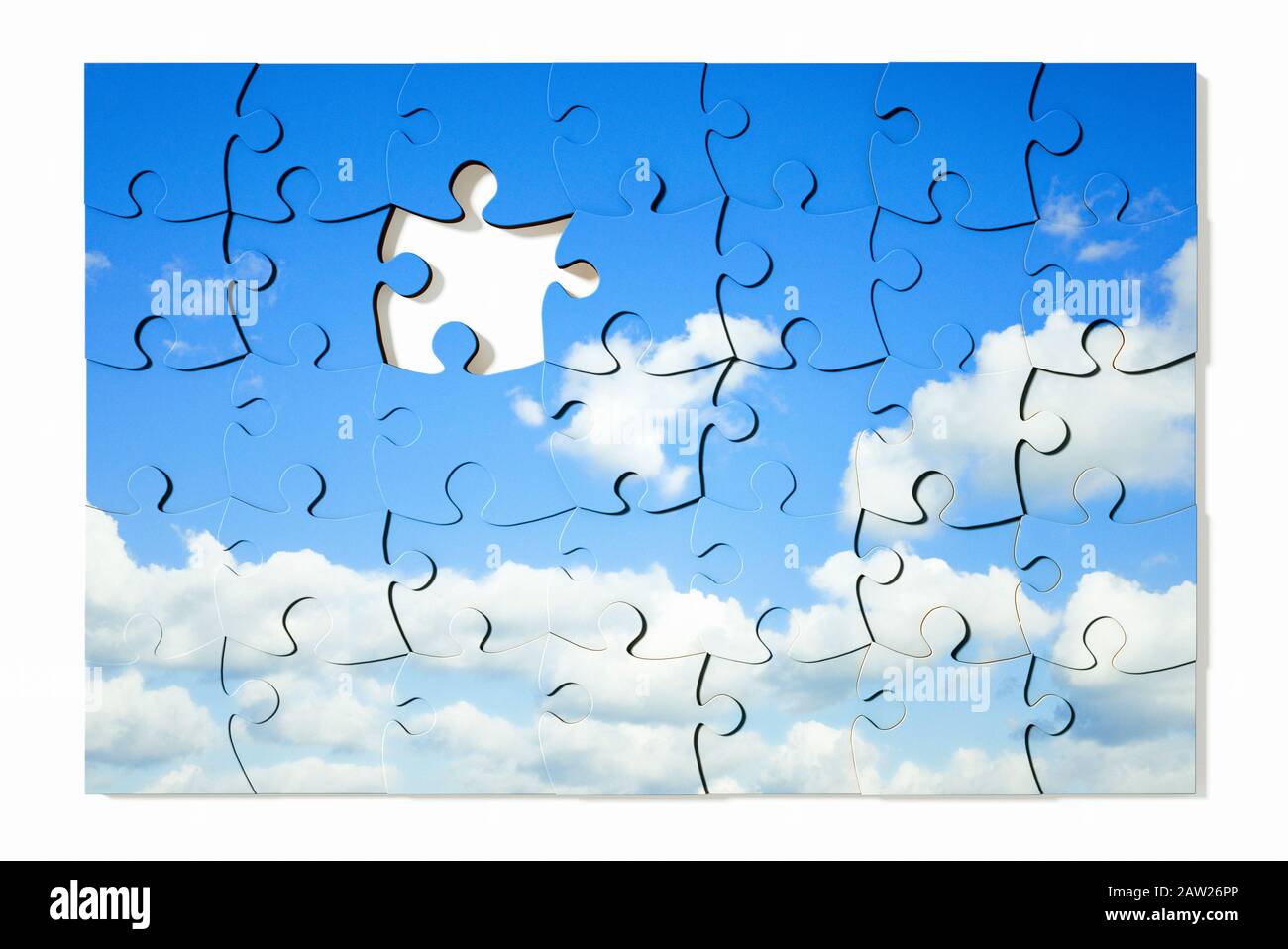 Puzzle bleu ciel avec une pièce manquante Banque D'Images