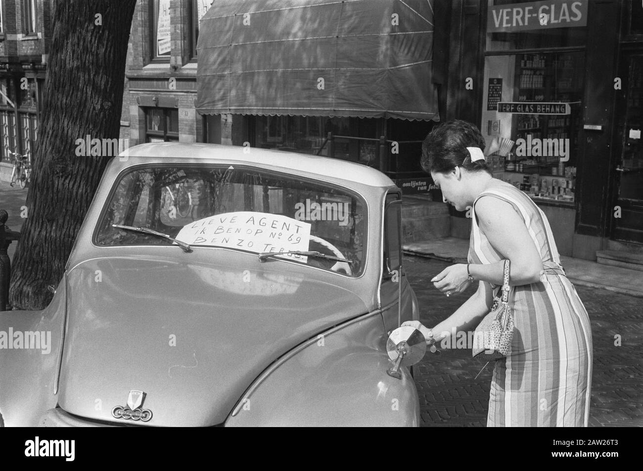 Stationnement mètres à Amsterdam et stationnement Date : 17 juillet 1963 lieu : Amsterdam, Noord-Holland mots clés : stationnement, problèmes de stationnement Banque D'Images