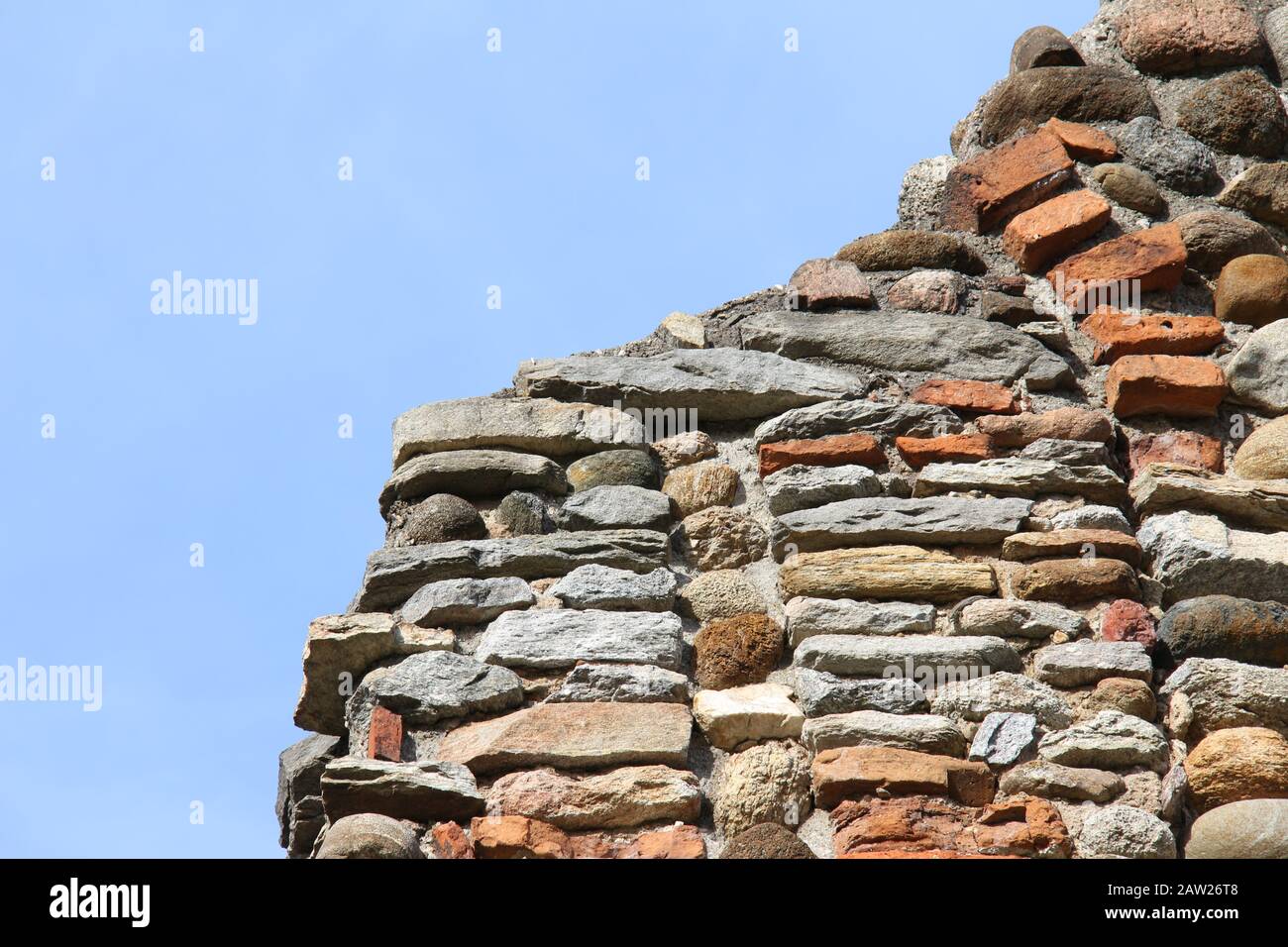Cutaway d'une ancienne tour construite avec des pierres et des briques. En arrière-plan le ciel bleu. Banque D'Images