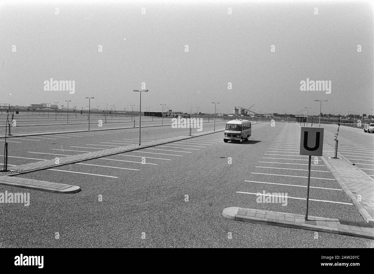 Stationnement pour stationnement à long terme à l'aéroport Date : le 14 juin 1974 mots clés : parkings, aéroports Banque D'Images