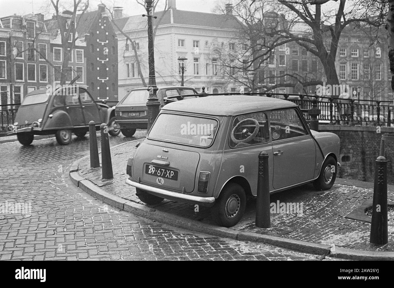 Problèmes de stationnement à Amsterdam; petite voiture entre les bornes Date: 26 janvier 1976 lieu: Amsterdam, Noord-Holland mots clés: Problèmes de stationnement Banque D'Images