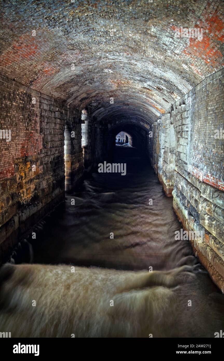 Royaume-Uni, West Yorkshire, Leeds, Granary Wharf, Le complexe du tunnel Dark Arches sous la gare de Leeds. Banque D'Images