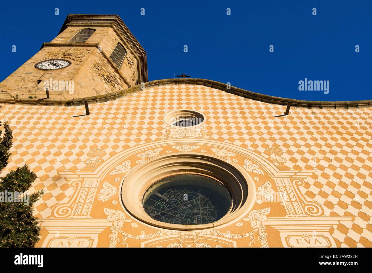 vue de face de la façade de l'église pineda de mar en catalogne région de l'espagne, une cathédrale chrétienne dans l'exemple de l'architecture catalane Banque D'Images