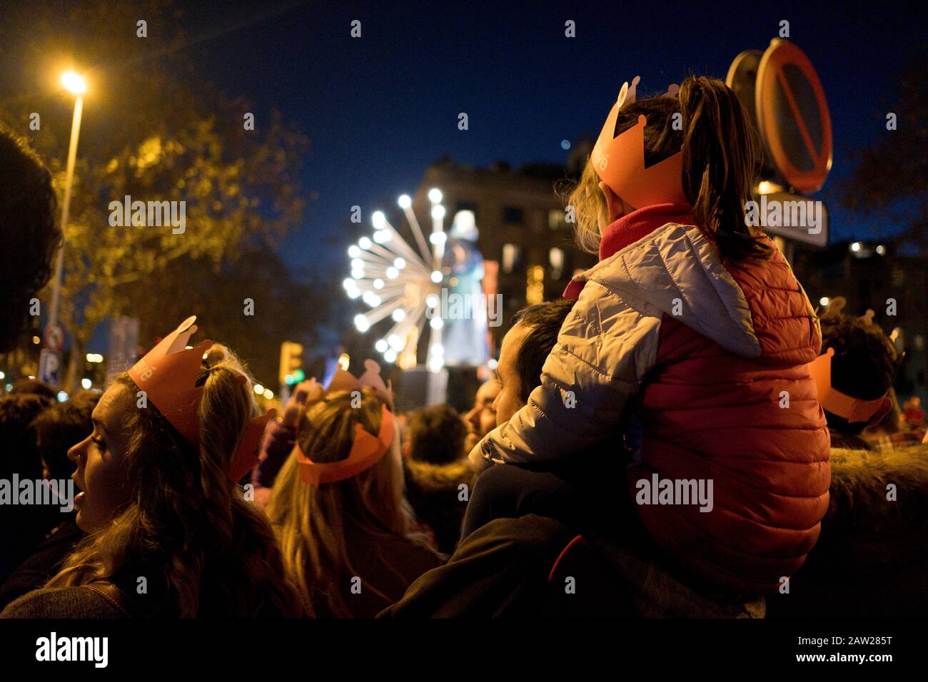 Barcelone, Espagne - 5 janvier 2020: Un enfant regarde la traditionnelle Cabalgata de reyes la nuit, une tradition catalane célébrant l'arrivée du thr Banque D'Images