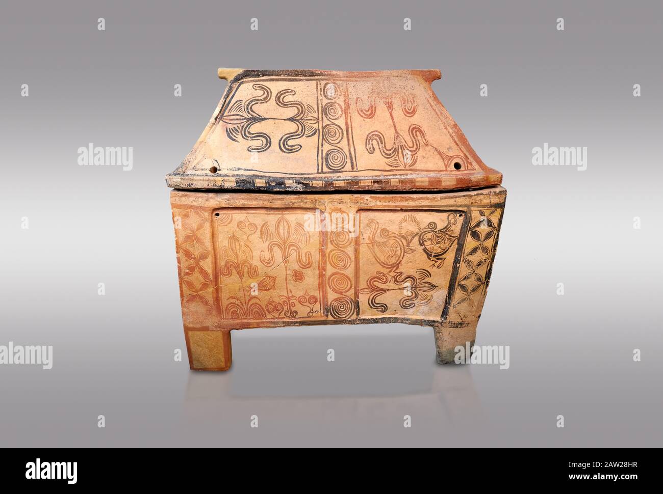 Minoan poterie gite larnax cercueil avec des décorations d'oiseaux et de papyrus, 1300-1200 av. J.-C., Musée archéologique d'Héraklion, fond gris. Banque D'Images