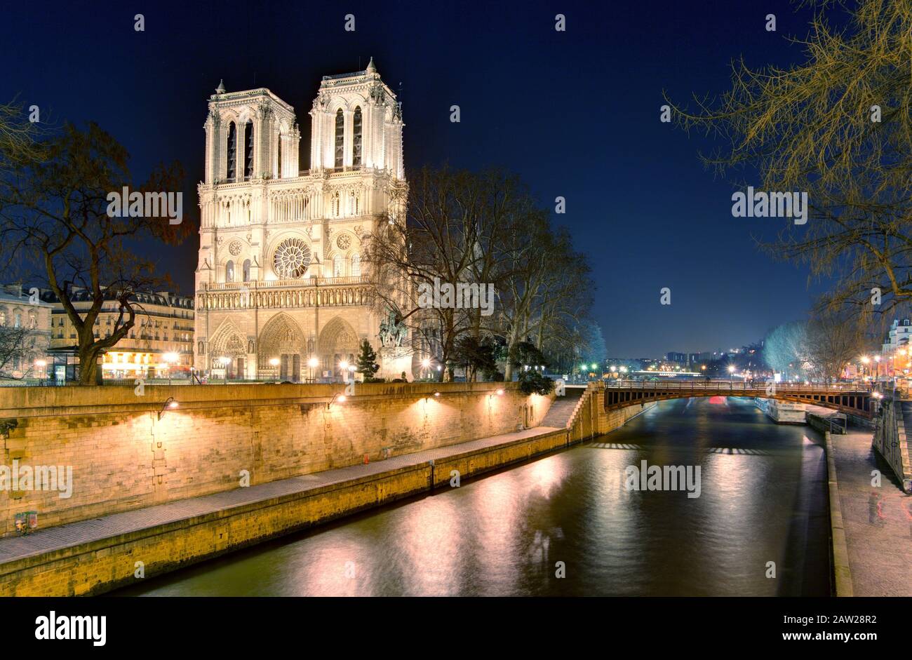 La Cathédrale Notre-Dame au crépuscule à Paris, France Banque D'Images