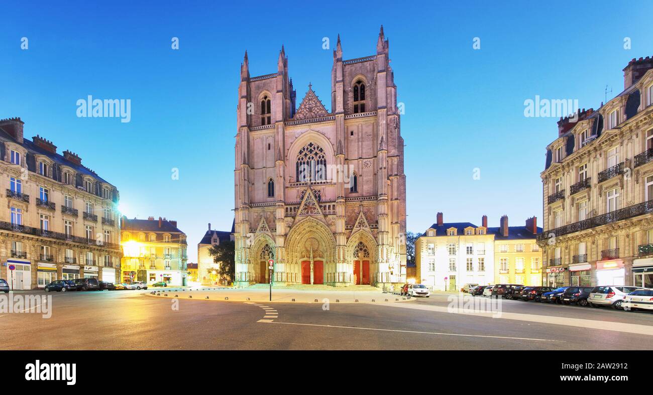 La ville de Nantes en France - Coucher de soleil sur la cathédrale Saint Pierre Banque D'Images