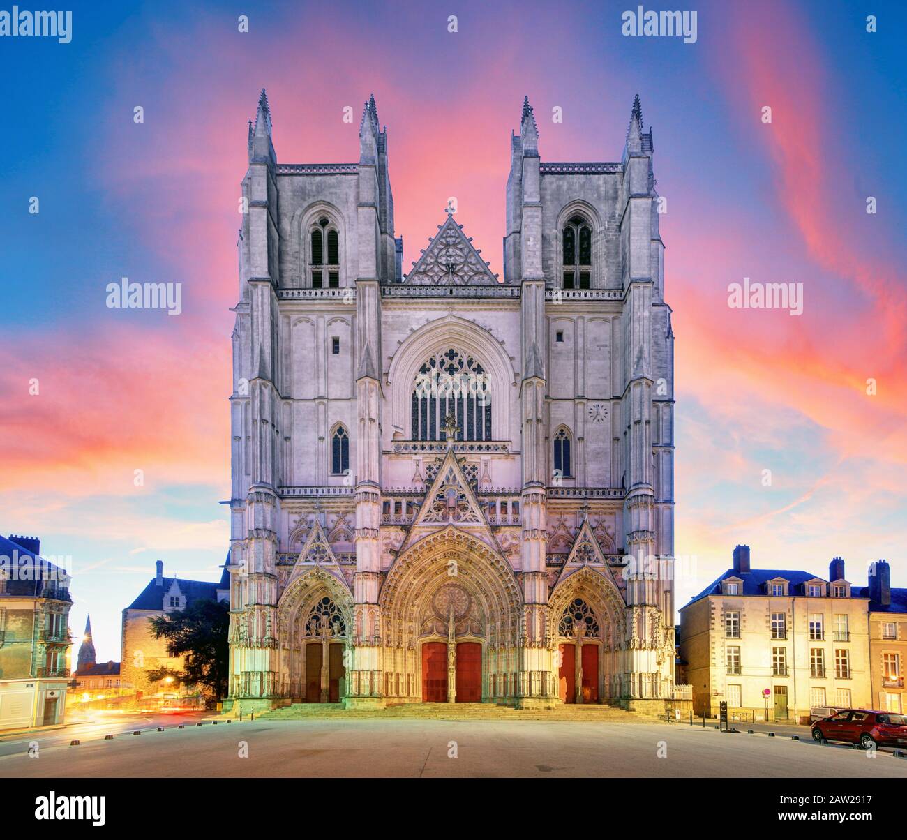 La ville de Nantes en France - Coucher de soleil sur la cathédrale Saint Pierre Banque D'Images