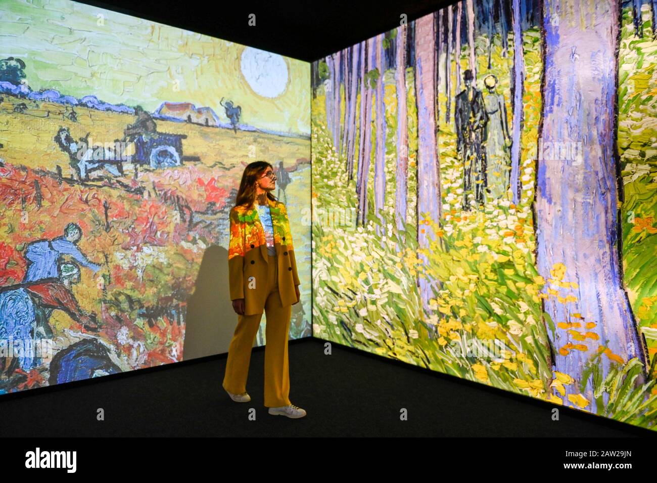 Londres, Royaume-Uni. 6 Février 2020. Un membre du personnel donne sur l'exposition. Aperçu de l'expérience « Meet Vincent Van Gogh » sur la rive sud. Créée par le musée Van Gogh d'Amsterdam, l'exposition itinérante recrée la vie de Van Gogh dans une expérience interactive et multisensorielle. Le spectacle est ouvert au public du 7 février au 21 mai 2020. Crédit: Stephen Chung / Alay Live News Banque D'Images