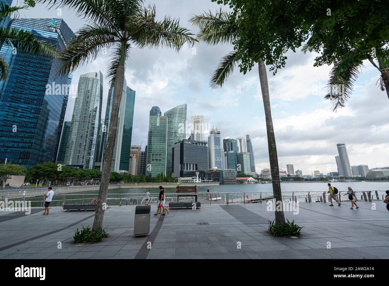 Singapour. Janvier 2020. Vue panoramique sur les gratte-ciel de la ville depuis Marina Bay Banque D'Images