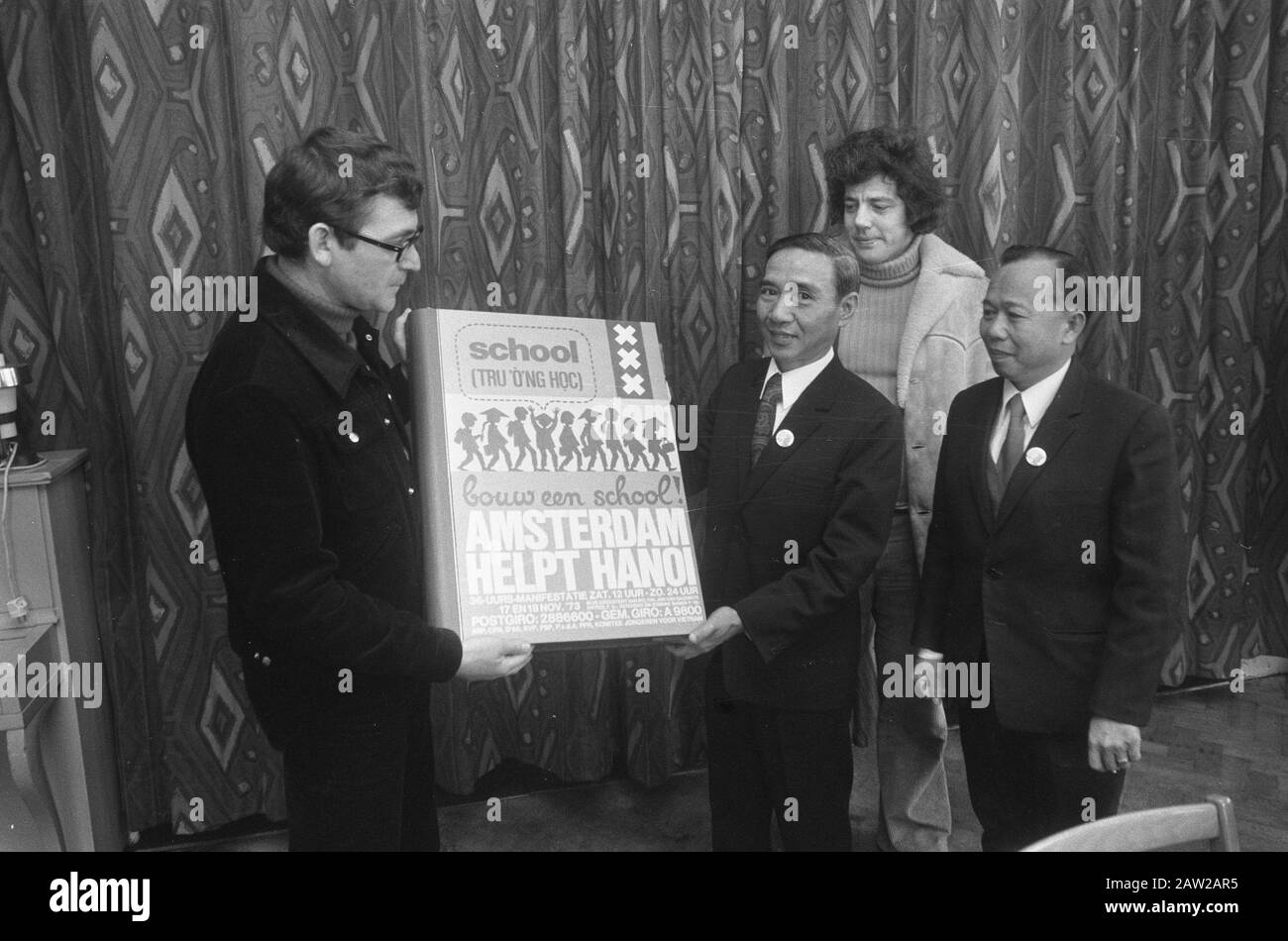Manifestation Amsterdam aide Hanoï dans une tente de cirque à Amsterdam Pelle Mug (à gauche) donne une somme symbolique à deux employés de l'ambassade du Nord-vietnamien à Paris Date: 18 novembre 1973 lieu: Amsterdam, Hollande-Nord mots clés: Personnel de l'ambassade, collecte de fonds, événements, actions de solidarité Nom de La Personne: Moustiquaire, Pelle Banque D'Images