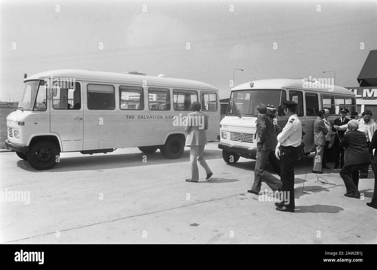 Bus à Schiphol depuis par Wild Geese transféré à l'Armée du Salut pour le Bangladesh Presse à bus Date: 9 juillet 1975 lieu: North-Holland, Schiphol mots clés: Autobus , journalistes, sans but lucratif, développement, dons Banque D'Images