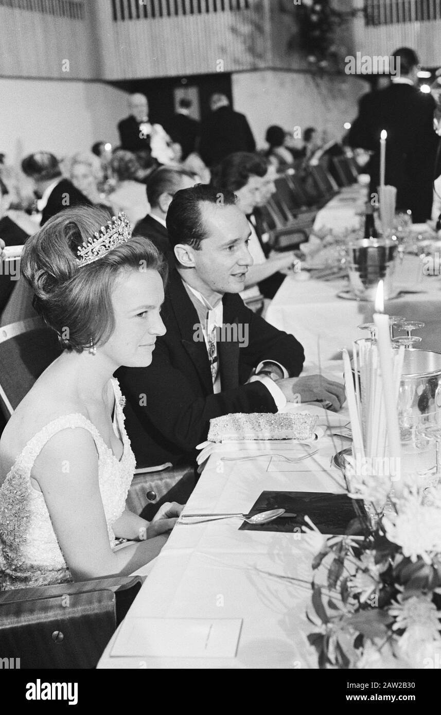 Persbal de journalistes allemands à Bonn, invités d'honneur la princesse Irene et le prince Carlos Date: 6 novembre 1964 lieu: Bonn mots clés: Journalistes Nom De La Personne: Carlos, Prince, Irene, princesse , Persbal Banque D'Images