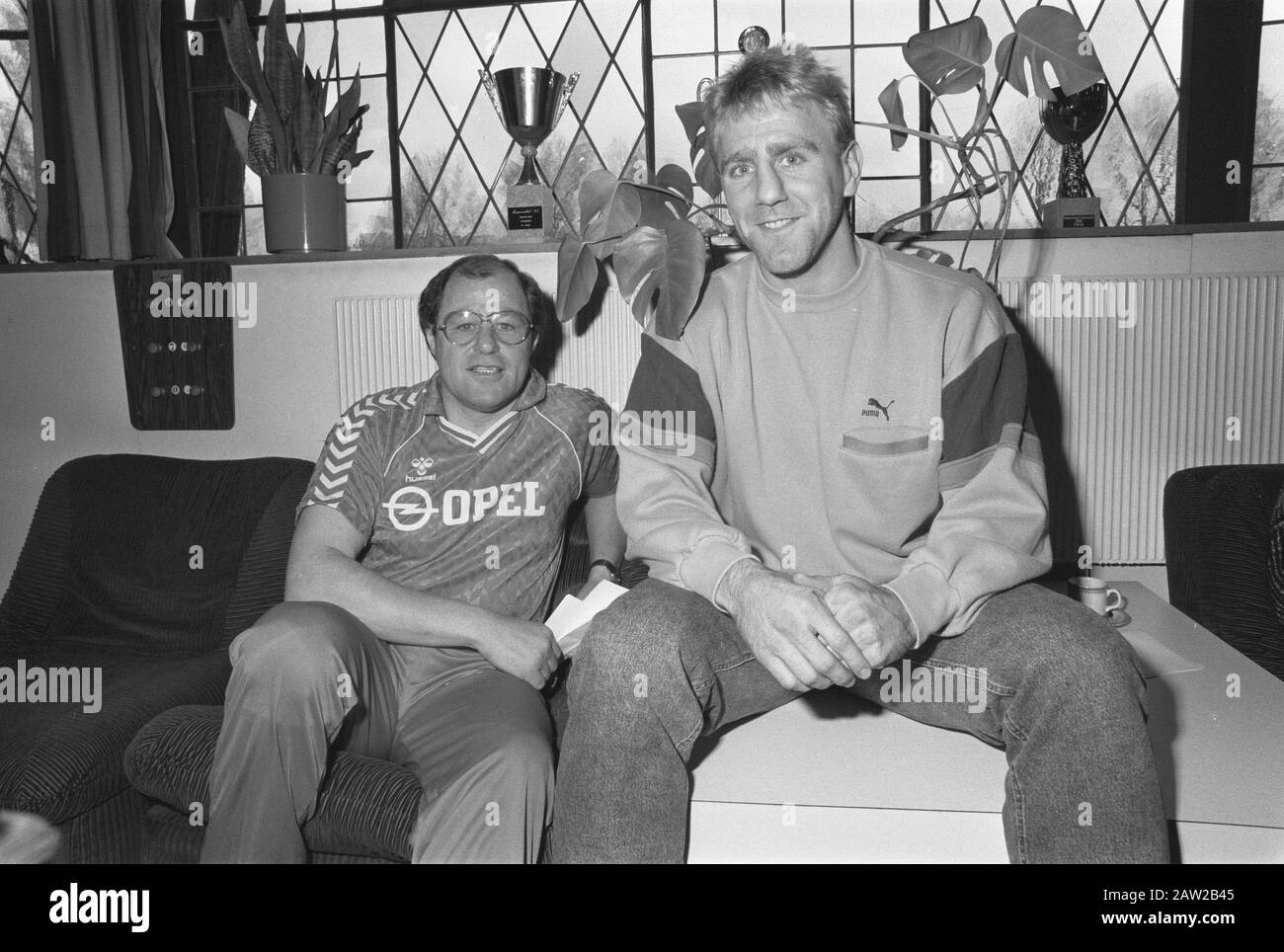 Conférence de presse match de Feyenoord i.v.M. contre Bayer Leverkusen (3ème coupe ronde de l'UEFA); entraîneur Rinus Israel et André Hoekstra Date: 23 novembre 1987 mots clés: Sport, entraîneurs, football Nom De La Personne: Andre Hoekstra, Israël Rinus Nom de l'institution: Feyenoord UEFA Cup Banque D'Images