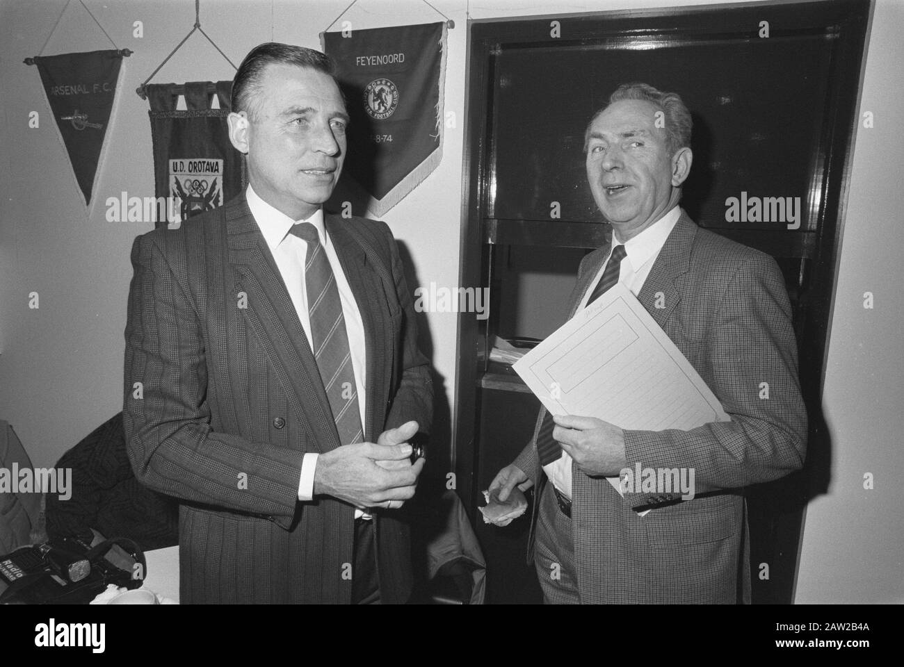 Conférence de presse Feyenoord i.v.M. match contre Bayer Leverkusen (3ème coupe de l'UEFA); Président de l'Eglise et Stadiondir. The Kimpe Date: 23 novembre 1987 mots clés: Sport, football, présidents institution Nom: Feyenoord UEFA Cup Banque D'Images